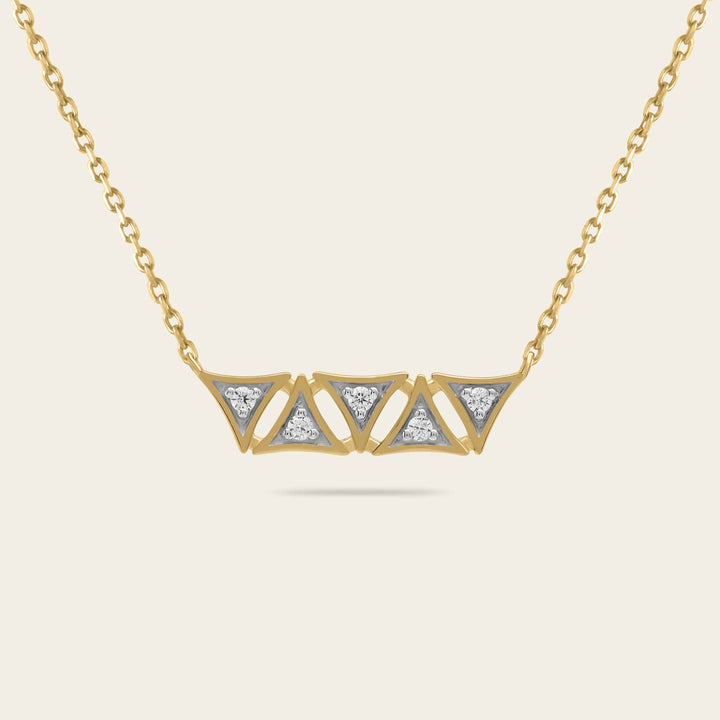 Collier en or avec pendentif chevron et diamants.