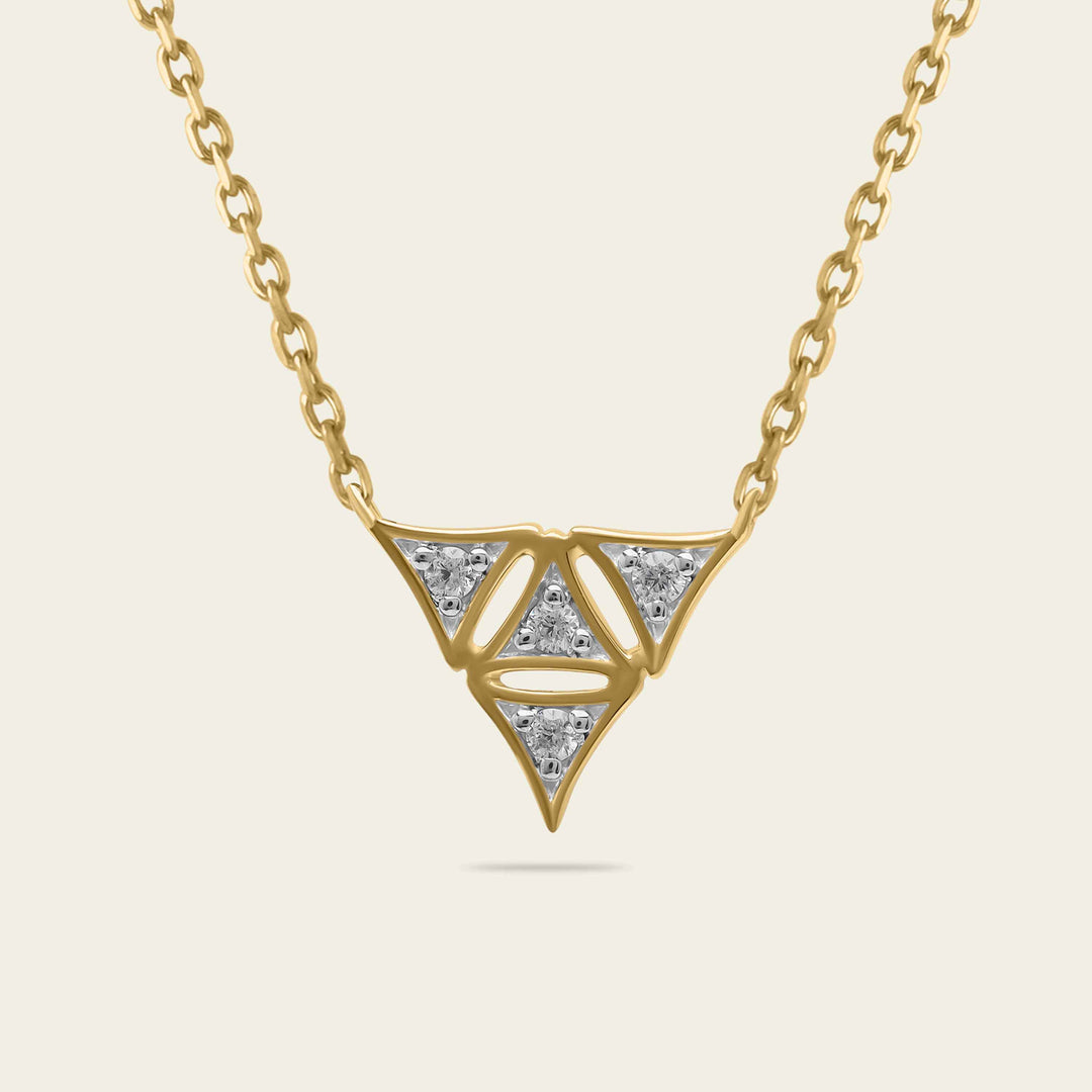 Collier en or avec pendentif triangulaire et diamants.