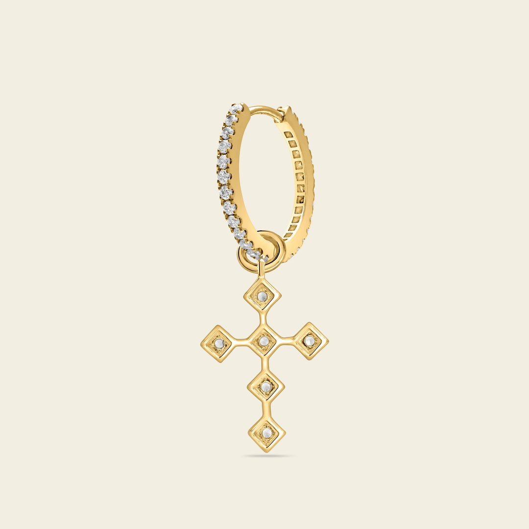 Boucle d'oreille créole en or avec charm croix et diamants.