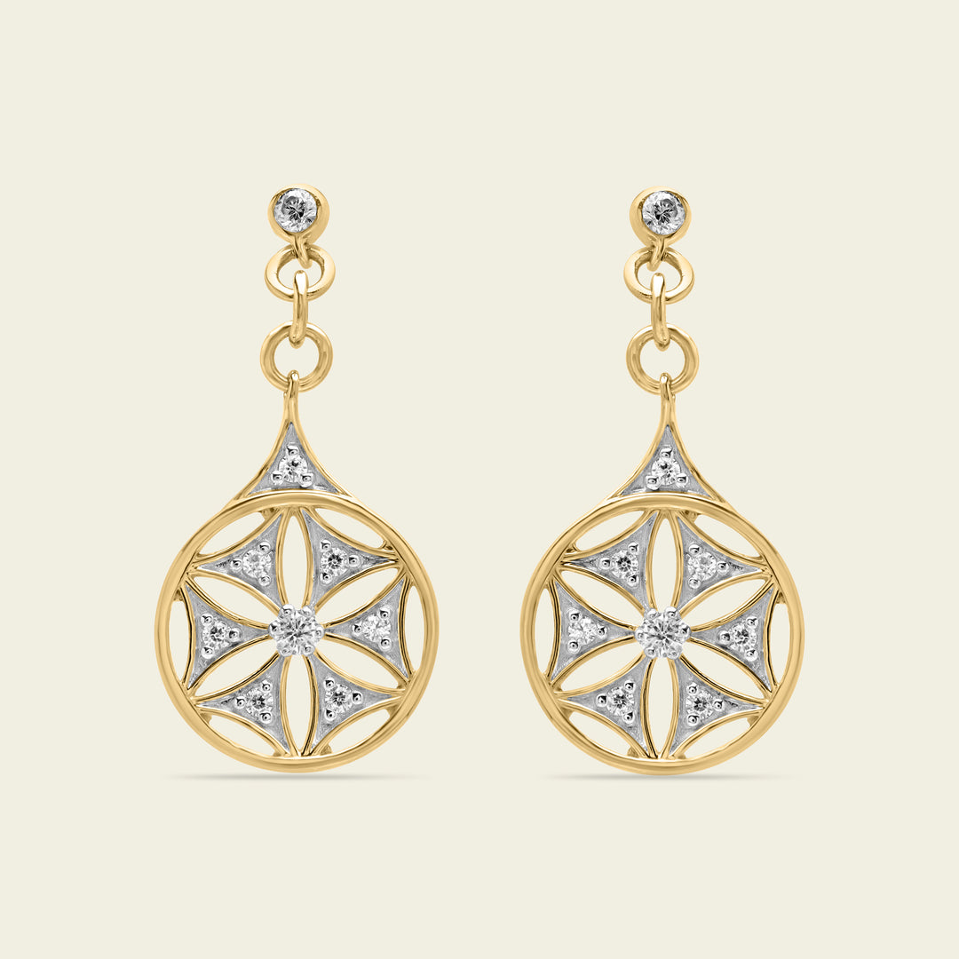 Boucles d'oreilles en or avec motif Fleur de Vie et diamants.