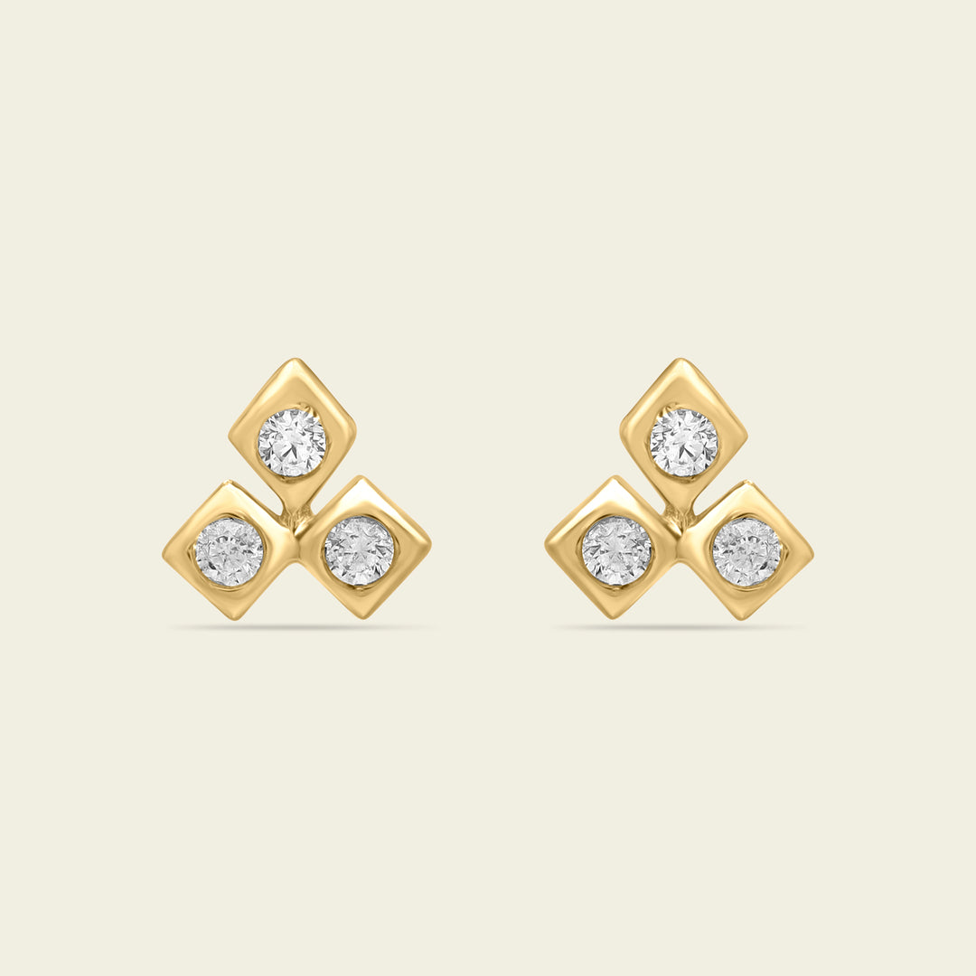 Boucles d'oreilles en or et diamants. Design triangulaire et éclat raffiné.