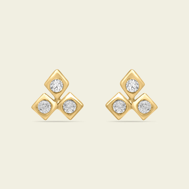 Boucles d'oreilles en or et diamants. Design triangulaire et éclat raffiné.