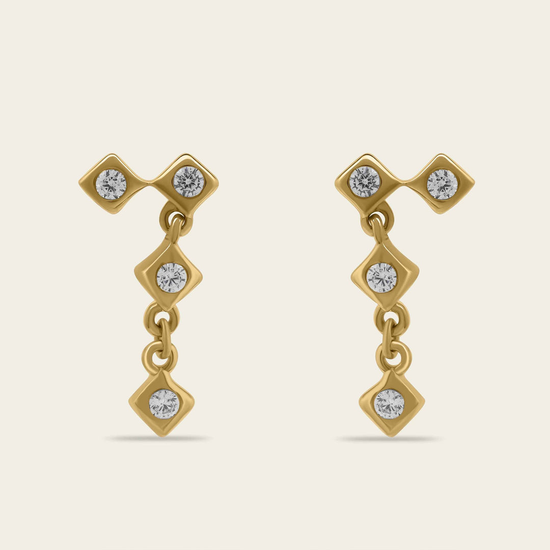 Boucles d'oreilles en or, motif zigzag, quatre diamants.