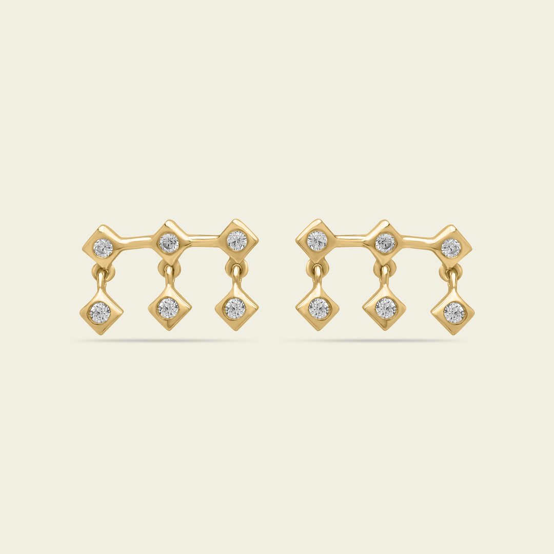 Boucles d'oreilles en or et diamants. Design hexagonal et éclat intemporel.