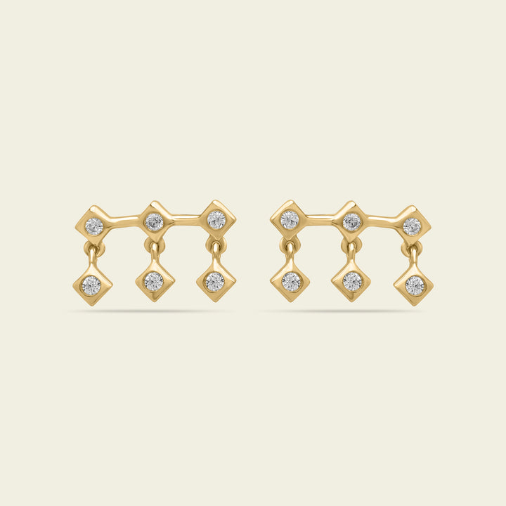 Boucles d'oreilles en or et diamants. Design hexagonal et éclat intemporel.